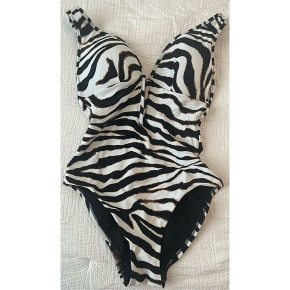 Bar III Women’s Wild Child Animal Printed V-Neck One-Piece Swimsuit NEW - Picture 4 of 8